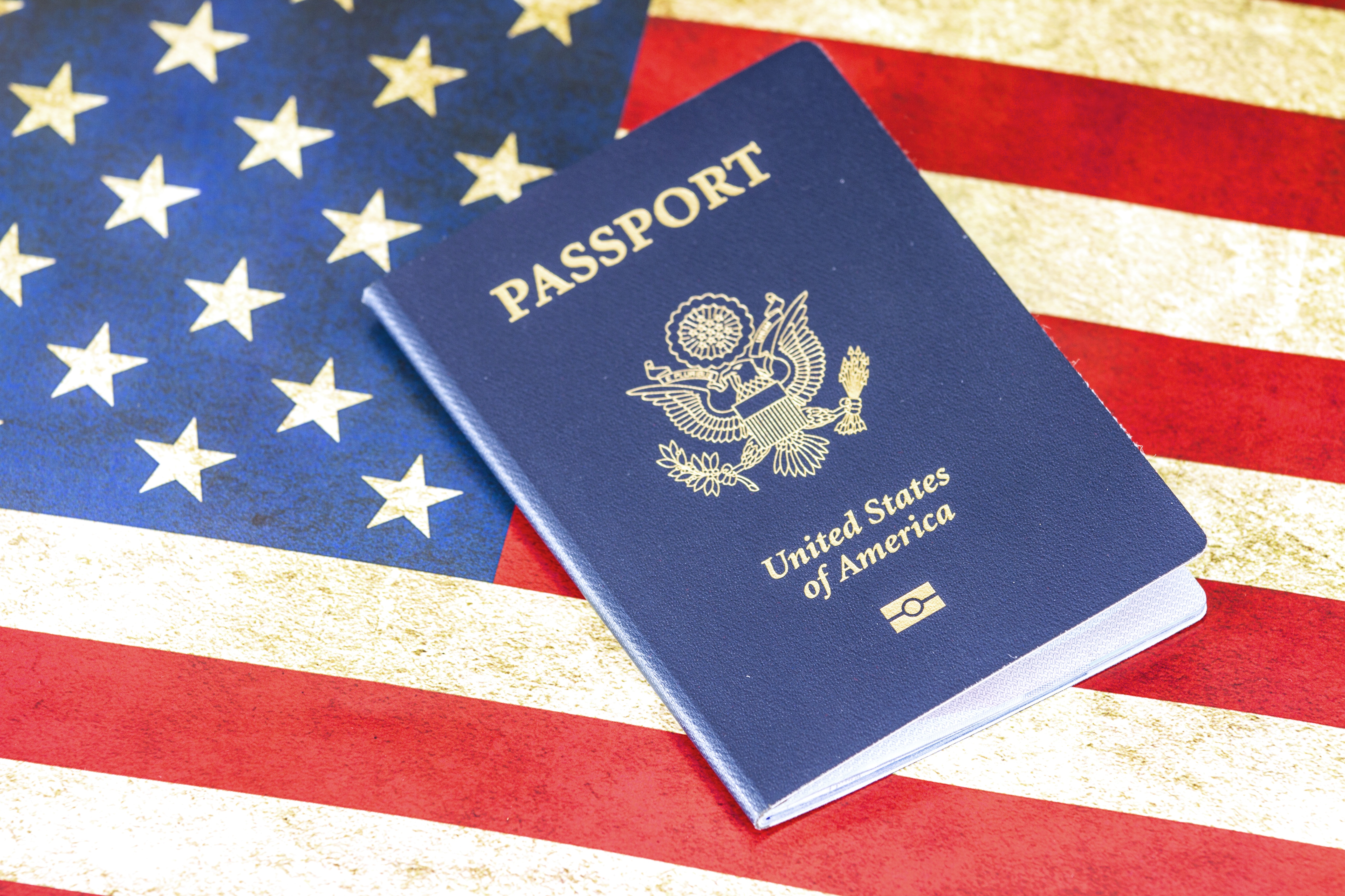アメリカの国旗とパスポート